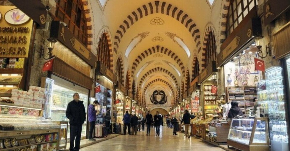 A Sensory Journey: Istanbul's Spice Bazaar (Mısır Çarşısı) & the Vibrant Heart of Eminönü